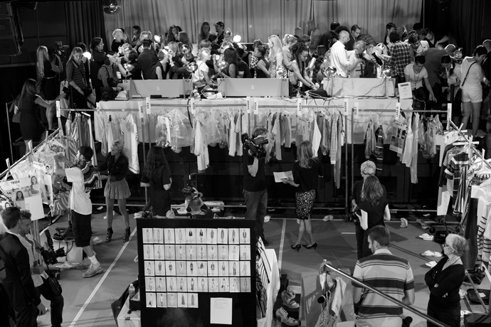 Скотт Шуман за кулисами показа Tommy Hilfiger (фото 6)