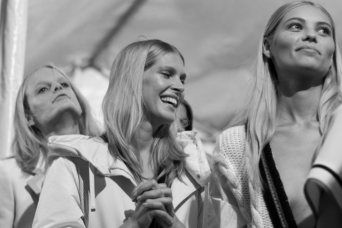 Скотт Шуман за кулисами показа Tommy Hilfiger (фото 1)