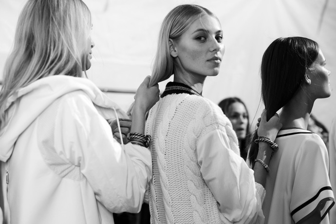 Скотт Шуман за кулисами показа Tommy Hilfiger (фото 10)