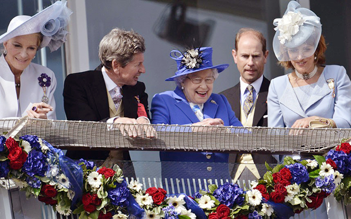 Елизавета II на торжественных скачках (фото 7)