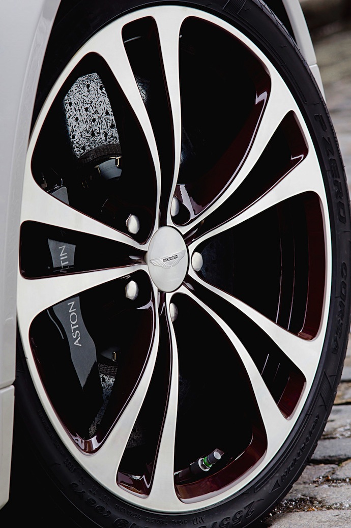 Новый Aston Martin V12 Vantage (фото 10)