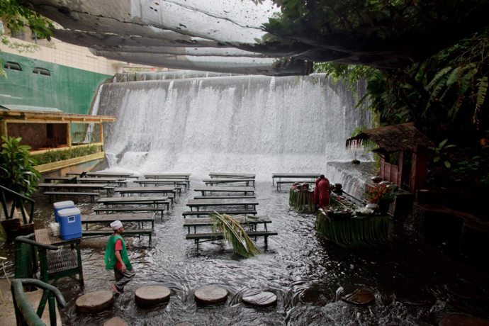 Необычный ресторан Waterfall у водопада (фото 5)