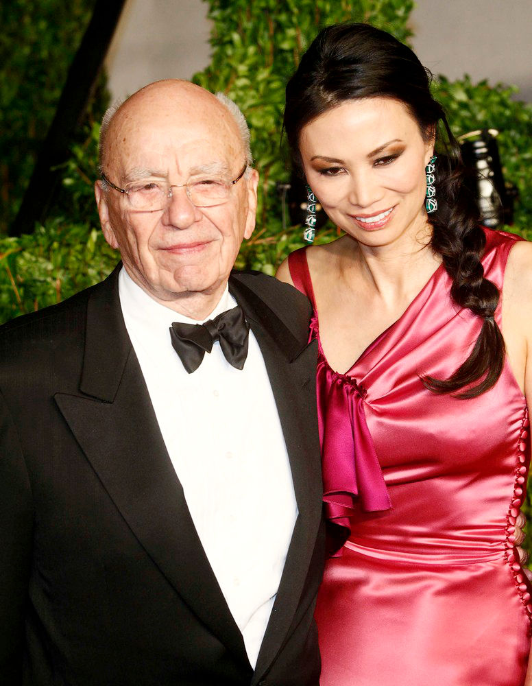 Нападение на Руперта Мёрдока в суде. Видео (фото 1)