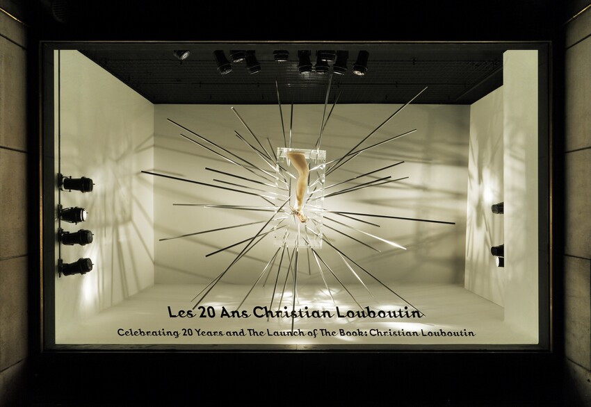 Лучшие витрины мира: Barney's feat. Louboutin (фото 8)