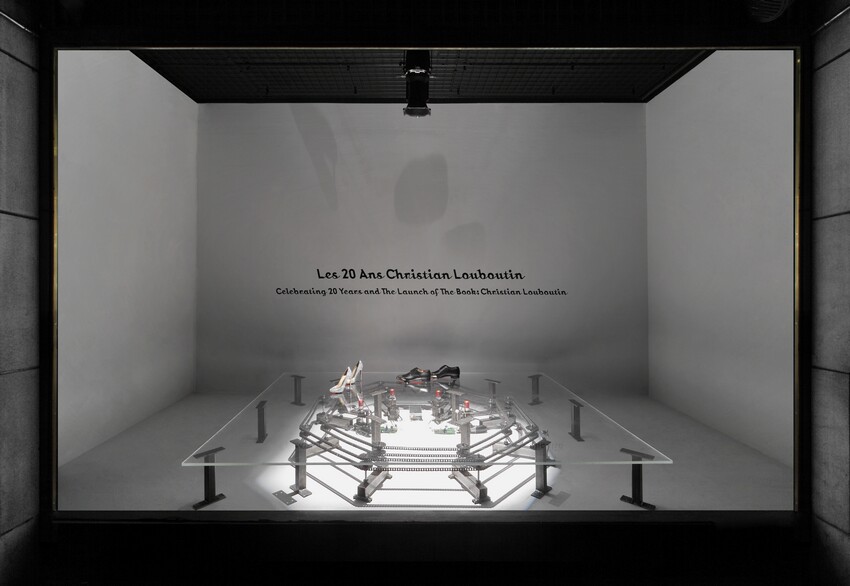 Лучшие витрины мира: Barney's feat. Louboutin (фото 11)