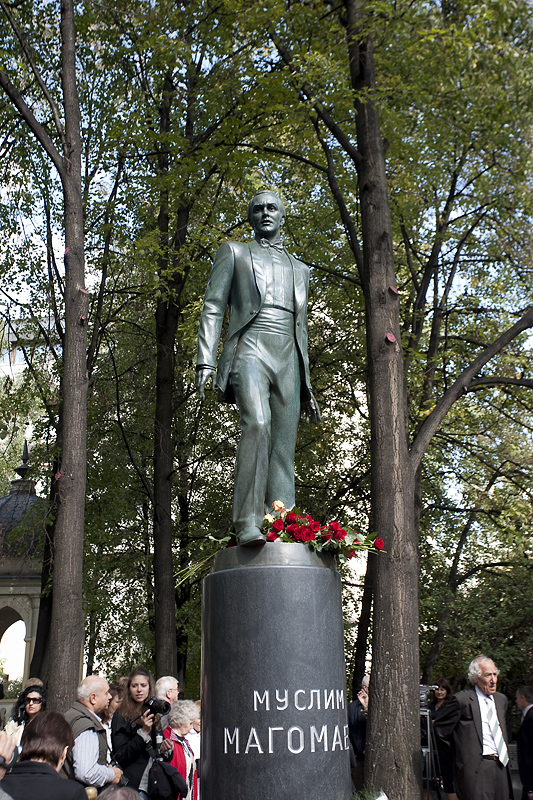В Москве открыли памятник Муслиму Магомаеву (фото 5)