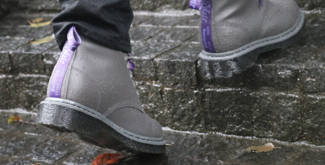 Dr. Martens и The North Face выпустили ботинки с фиолетовыми шнурками