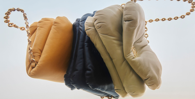Джонатан Андерсон превратил классические модели Loewe в сумки-«подушки»