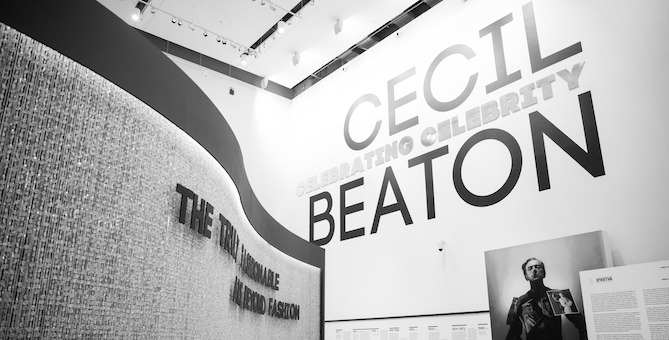 В Эрмитаже прошел закрытый показ выставки «Сесил Битон и культ звезд»