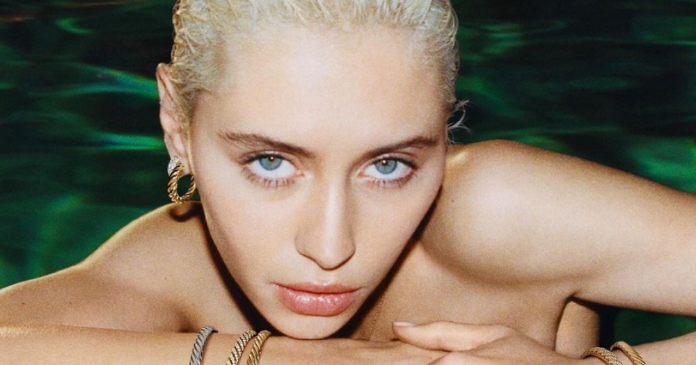 «Мокрые» волосы — самая модная укладка сезона. Туториал от стилистов