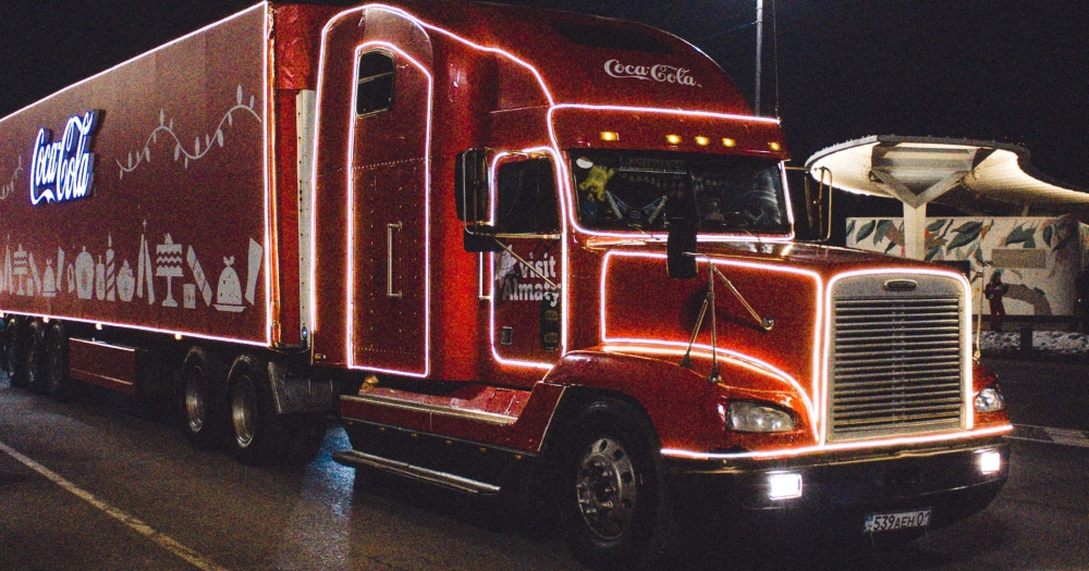 Красные грузовики Coca-Cola и говорящие конфетки M&M's: 7 культовых новогодних кампаний брендов