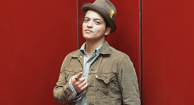 Бруно Марс представил клип на трек «Versace on the Floor»