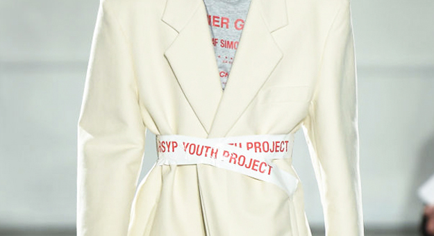 Раф Симонс выпустил скотч как альтернативу брючному ремню