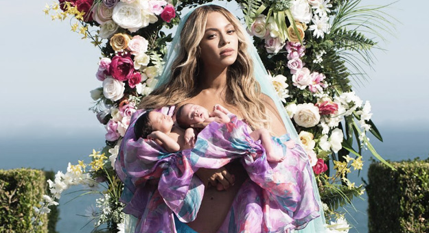 Бейонсе опубликовала первое фото близнецов Сэра и Руми