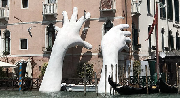 В Венеции появилась инсталляция в виде огромных рук