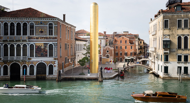 В Венеции установили 20-метровую золотую башню