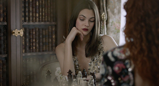 Натали Уэстлинг играет в шахматы в ролике Chanel Métiers d'Art