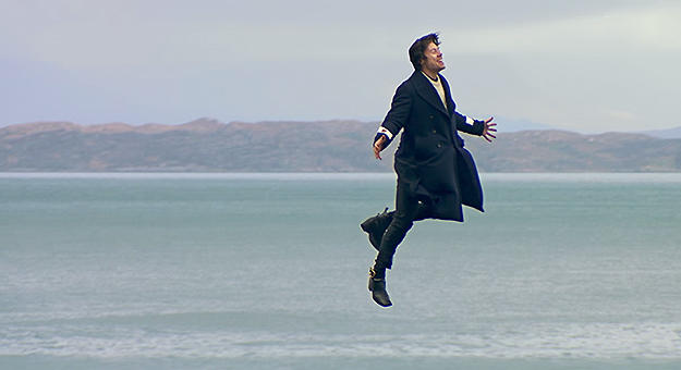 Гарри Стайлс парит в воздухе в клипе «Sign of the Times»