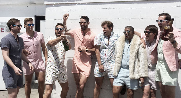 Ромперы: почему мужчины стали носить розовые комбинезоны