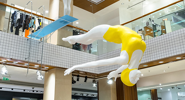 ЦУМ представил новый интерьер с бассейном и площадкой для гольфа