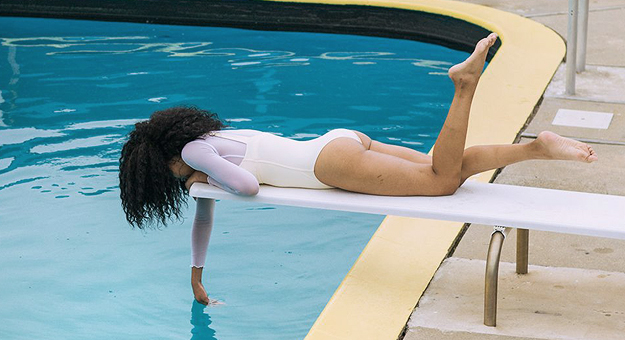 Наклейки на ноги: итальянцы придумали замену пляжным шлепкам