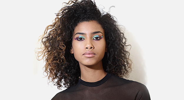 Как повторить укладки для кудрявых волос с модных показов