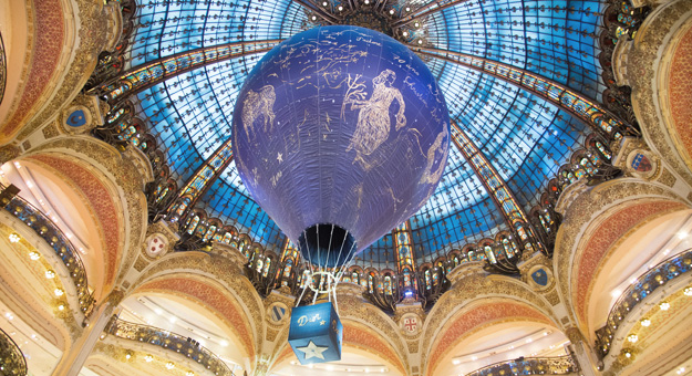 Dior запустил воздушный шар под купол «Галереи Лафайет»