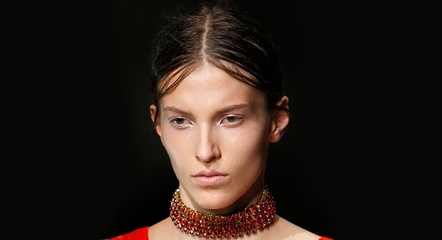 Как повторить сияющий макияж с показа Christopher Kane