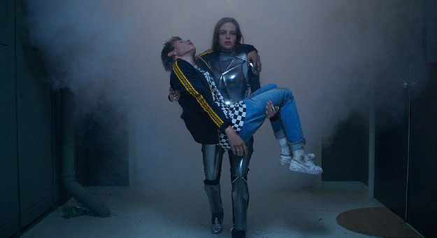 Бек встречается с рыцарем в клипе «Up All Night»