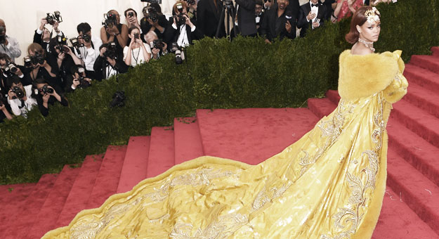 У дизайнера «платья-омлета» Рианны взяли большое интервью