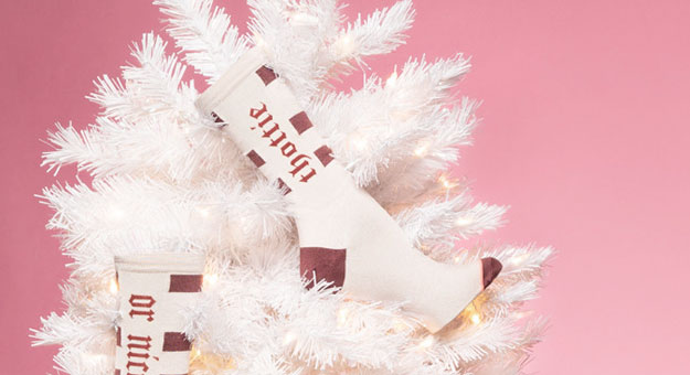 Рианна выпустила рождественские носки