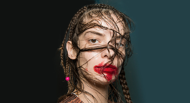 Как повторить макияж с размазанной помадой с показа Vivienne Westwood