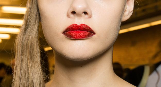 Как повторить градиентный макияж губ с показа Helmut Lang
