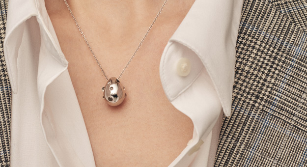 Ювелирный бренд Avgvst и Алена Долецкая создали коллекцию из горного хрусталя