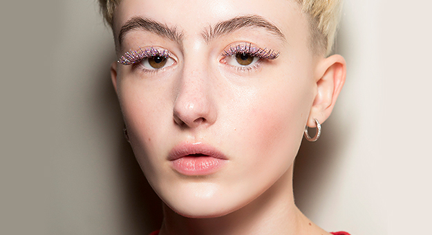 Как повторить макияж с блестящими ресницами с показа Ryan Lo