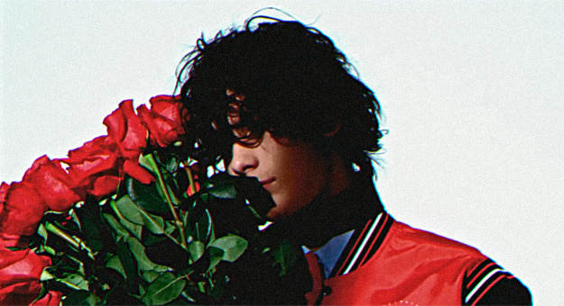 Dior снял парней с букетами роз под песню Pet Shop Boys