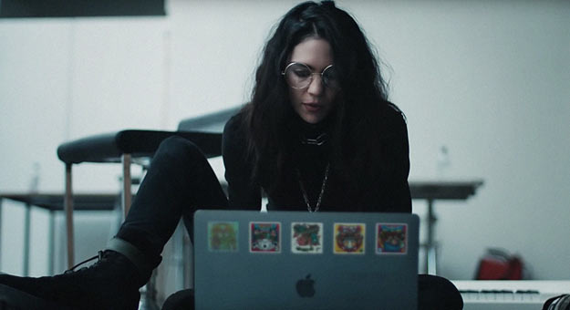 Grimes снялась в проекте Apple о творческих людях