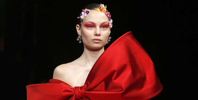 Акварель на веках, жемчуг в волосах, перья на ресницах: бьюти-обзор кутюрной недели моды