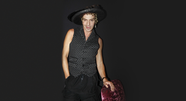 #tbt: стилист, который создал эпатажный стиль Джона Гальяно