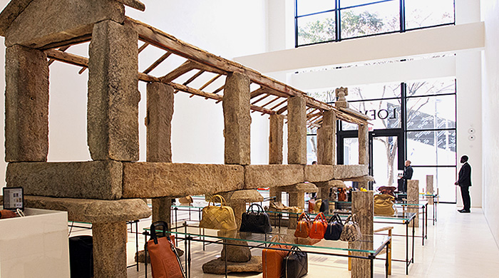 Loewe открыли магазин с амбаром внутри