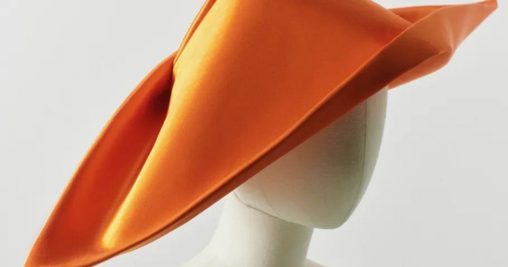 Джонатан Андерсон создал серию головных уборов — корнетов