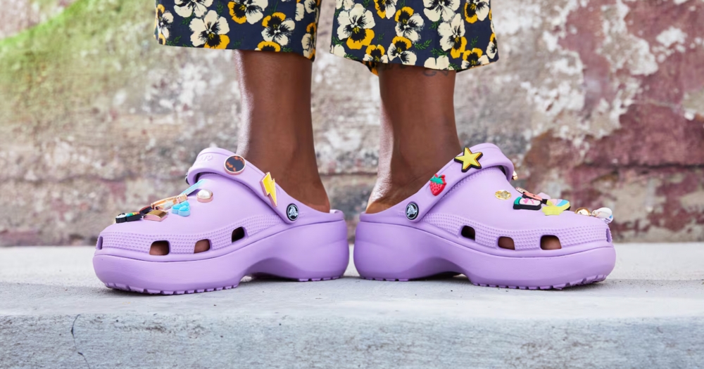 Акции Crocs упали на 30%