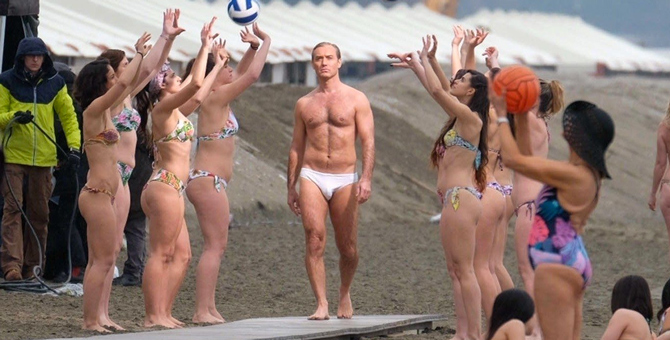 Возвращение Джуда Лоу: актёр показал своё идеальное тело на пляже в Венеции