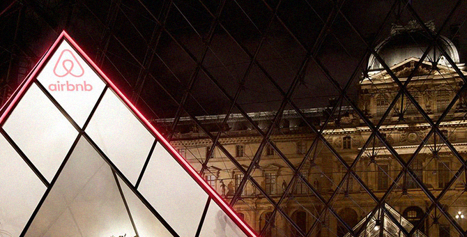 Политики раскритиковали Лувр за партнерство с Airbnb