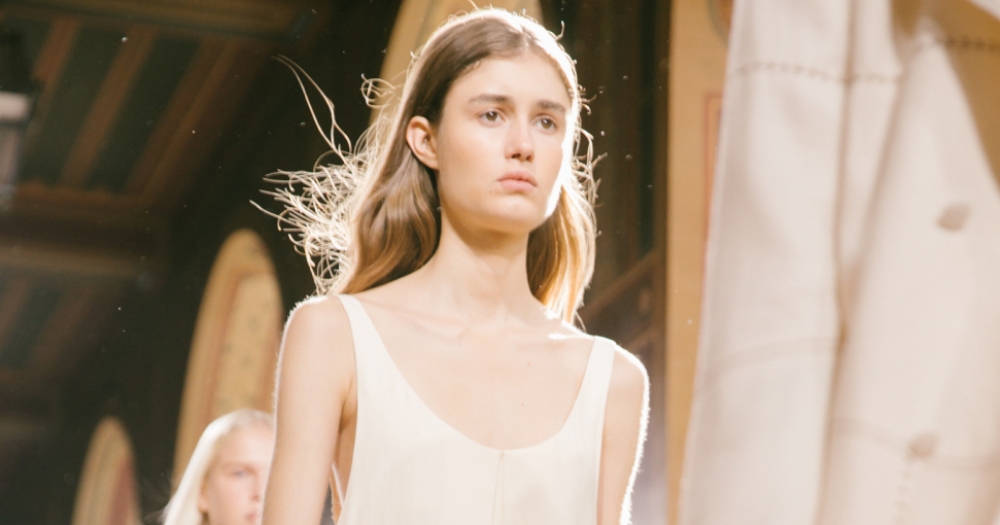 Тактильность, доброта и поддержка — вот главные тенденции Недель моды сезона весна-лето 2021