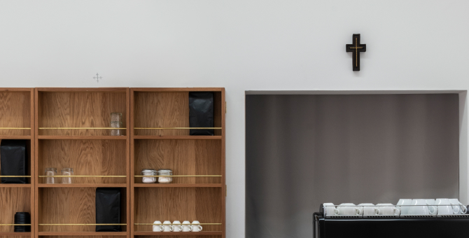 Крест, кофе, ладан: кто придумал модное православное кафе «Antipa»