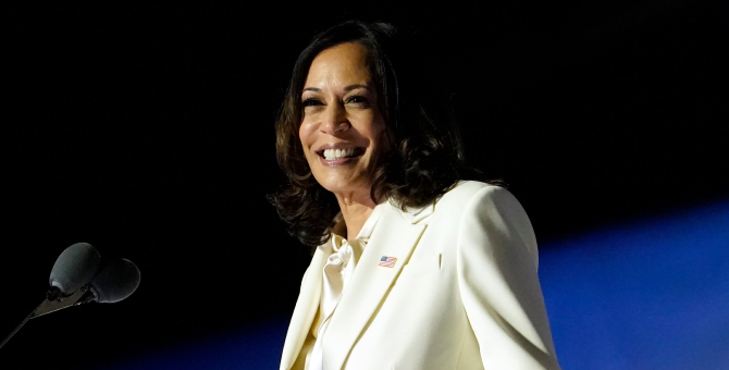 Искусство power dressing: что Камала Харрис нам рассказывает через свой стиль