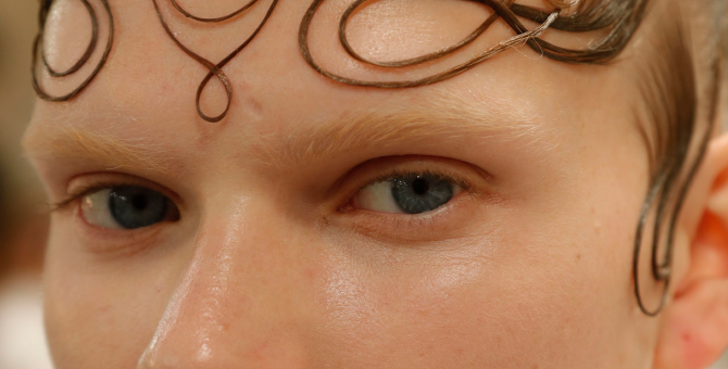 Обесцвеченные брови — супертренд. Вот как их сделать