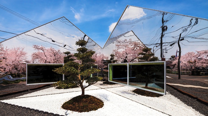 Кафе Mirrors в цветущем саду сакуры города Гифу