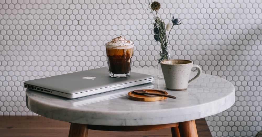 Молоко, ром, апельсиновый сок: с какими напитками можно сочетать кофе